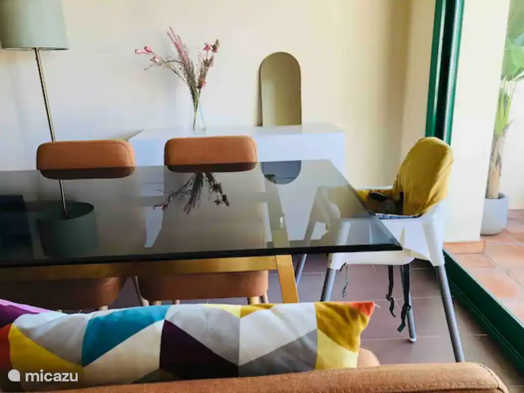 Il y a une chaise haute, un lit bébé et des couverts pour les plus petits. 