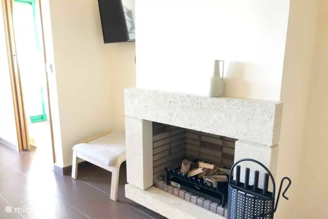 Quand il fait plus frais le soir en hiver, c'est merveilleux d'allumer la cheminée. Il y a un téléviseur intelligent sur lequel vous pouvez regarder Netflix, Prime, Disney+, AppleTv, YouTube entre autres.