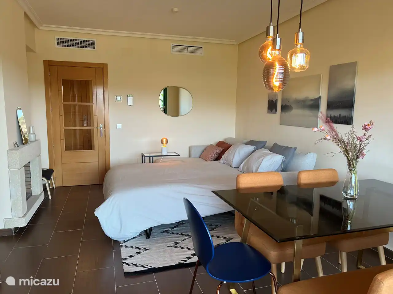 Vous souhaitez venir à 6 personnes ? Cela est possible car la bande d'angle confortable peut être transformée en lit en un instant. Dort très bien. 