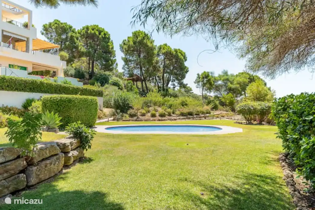 Ceci est une photo de la piscine pour enfants dans le jardin. C'est merveilleux de se détendre avec une couverture ou un transat à l'ombre des arbres.