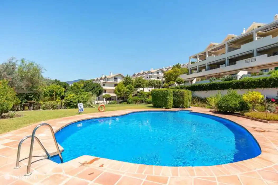 Le jardin et la piscine sont entretenus avec beaucoup d'amour. Vous avez une belle vue depuis la piscine. Vous pouvez vous promener dans le jardin et il y a de jolis coins pour s'asseoir et admirer le paysage.