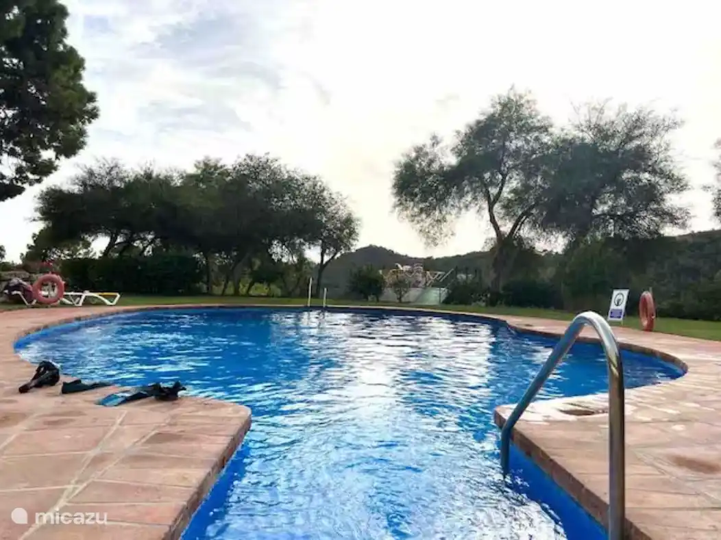 Faites un petit plongeon rafraîchissant dans la piscine chauffée, ouverte 365 fois par an. 