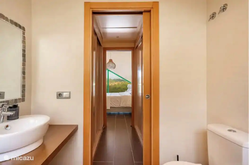 De la baignoire, vous pouvez contempler la vue à travers le dressing. Vraiment beau.