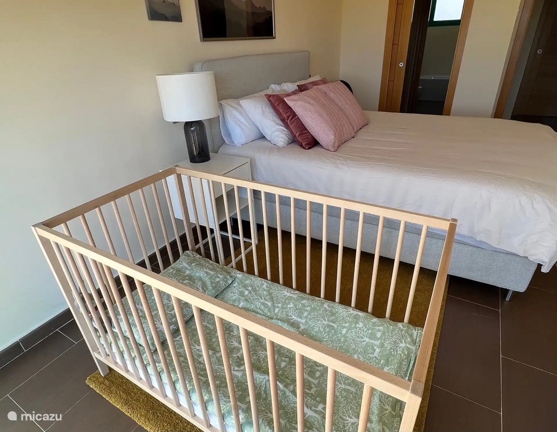 Un lit bébé et une chaise haute sont disponibles pour les plus petits. 