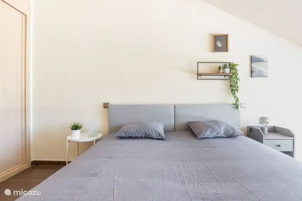 Dans cette chambre, vous trouverez deux lits simples confortables que vous pourrez rapprocher. Il y a des tiroirs pratiques sous le lit pour ranger des affaires.