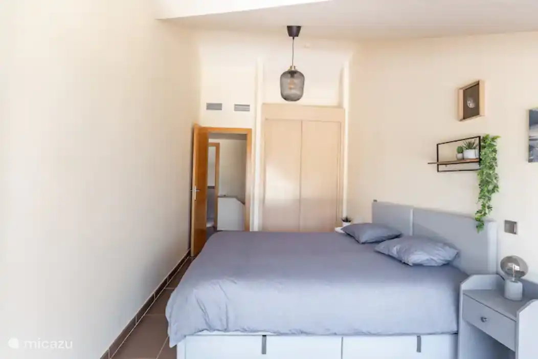 Les deux chambres ont de grandes armoires encastrées.