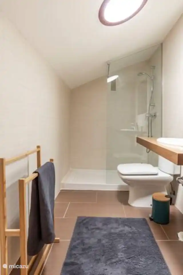 Les deux chambres ont leur propre salle de bain.