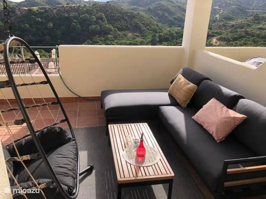 Un joli coin salon sur la terrasse.