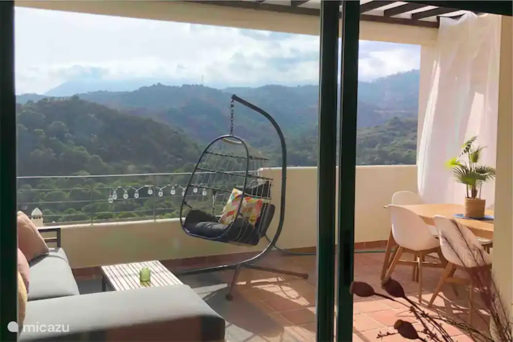 De toutes les pièces et des deux terrasses, vous avez une belle vue sur les montagnes du Monte Selwo. Le soir, vous pourrez entendre les lions qui vivent dans le parc safari Selwo Aventura !