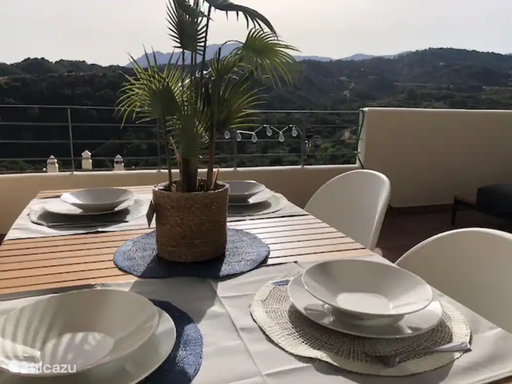 Il y a une table à manger pour 6 personnes dans le salon et sur la terrasse.