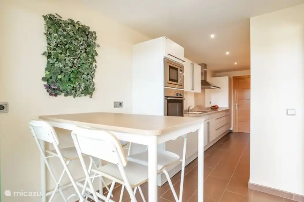 Il y a une table de petit-déjeuner/(travail) dans la cuisine.