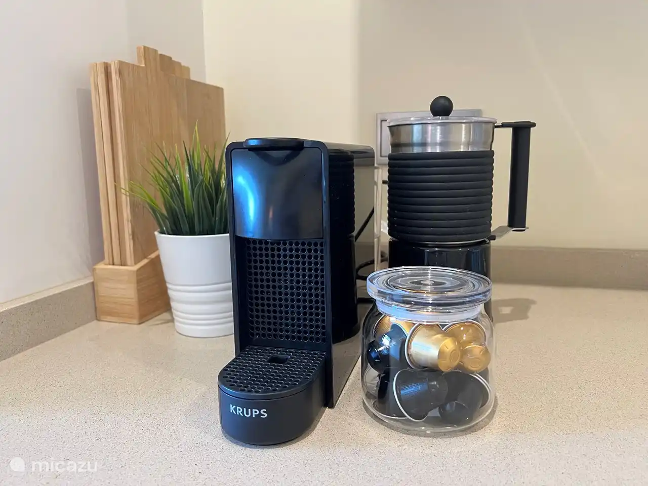 Il y a une machine Nespresso et aussi un mousseur à lait, surtout pour les amateurs de cappuccino.