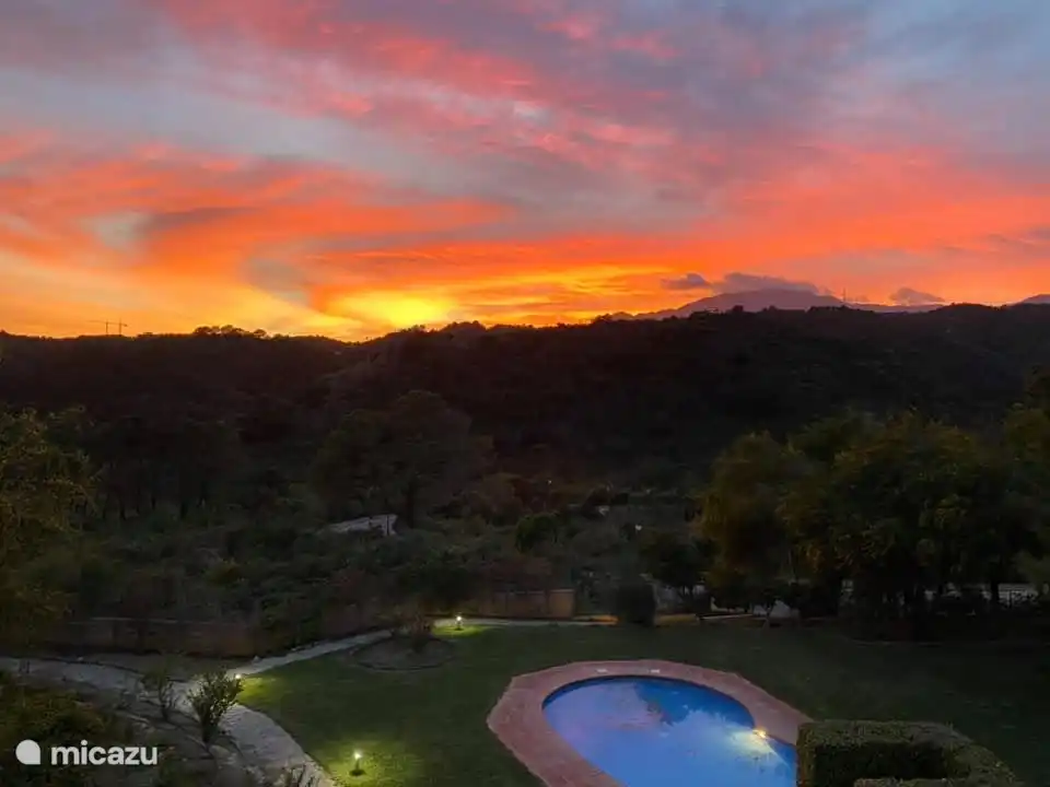 Ce sont les couchers de soleil du Monte Selwo. :)