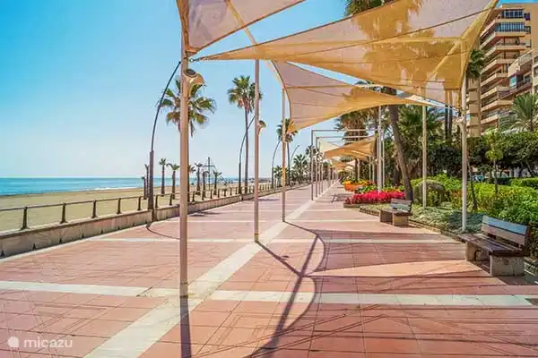 Paseo Maritimo Estepona, une promenade où il fait bon vivre le soir. 2 - 3 km de long avec appareils de musculation pour adultes et aires de jeux pour enfants. C'est merveilleux de se promener, de s'asseoir, de regarder les gens et de faire du shopping, au bord de la mer.