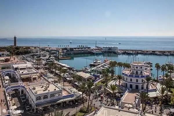 Puerto Deportivo de Estepona, belle marina d'Estepona, avec de bons restaurants et des bars confortables.