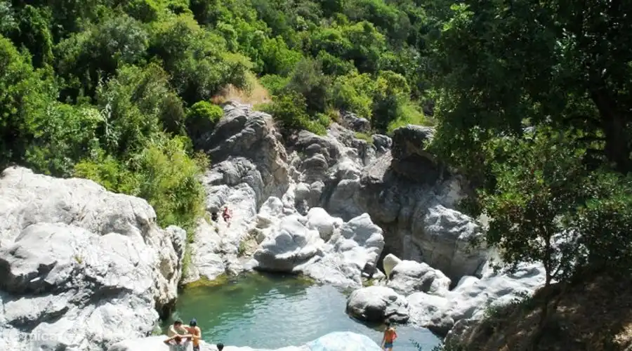 À seulement 15 minutes en voiture se trouve cet endroit incroyablement beau dans la nature : Rio Guadalmina Benhavis. Pour les promenades en rivière et les balades à vélo. Le village est aussi magnifique.