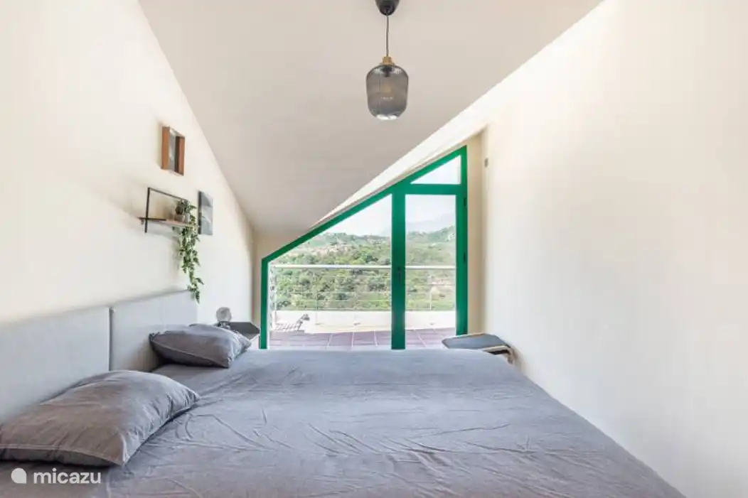 Les chambres sont situées directement sur une terrasse ensoleillée avec de belles vues. Une chambre dispose d'un lit double pouvant également être séparé en deux lits simples. L'autre chambre dispose d'un sommier tapissier pour 2 personnes.