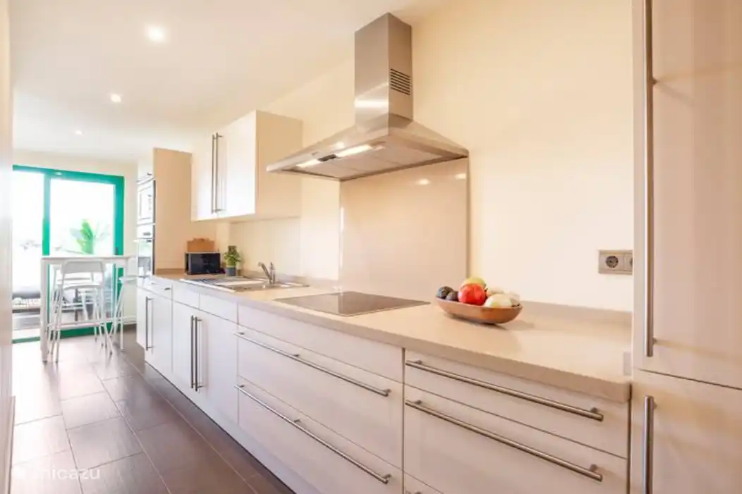 La maison dispose d'une cuisine semi-ouverte entièrement équipée avec plaque vitrocéramique, four, micro-ondes, lave-vaisselle, réfrigérateur/congélateur. Tous les produits de première nécessité comme le sel, le poivre, les cubes à vaisselle, etc. sont disponibles.