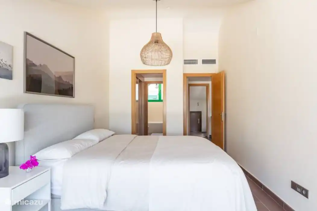 Les chambres, toutes deux situées directement sur la terrasse supérieure ensoleillée avec de belles vues, disposent d'un lit confortable et d'une salle de bain privée.