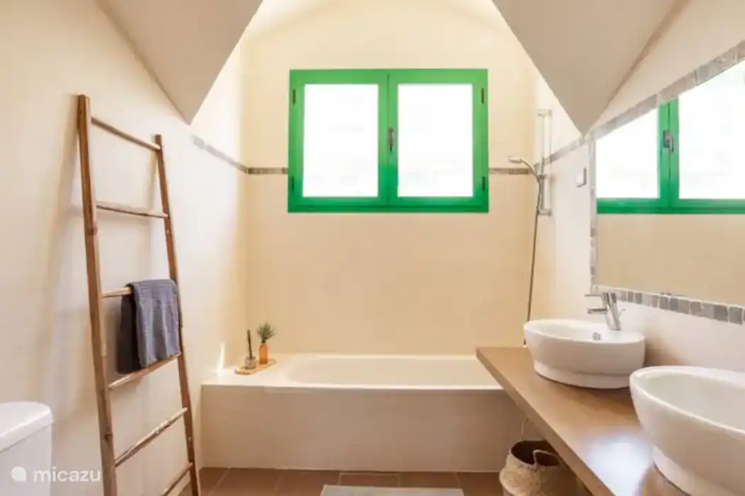 L'une des chambres dispose d'une salle de bain avec baignoire, douche et toilettes. Même depuis la salle de bain, vous avez une vue sur les montagnes (comme vous pouvez le voir sur l'autre photo).