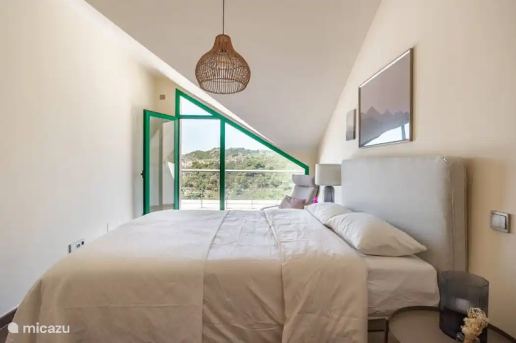 Les deux chambres s’ouvrent sur la terrasse supérieure. Sur la terrasse supérieure, vous pourrez bronzer sur les transats le matin et observer les étoiles le soir. 