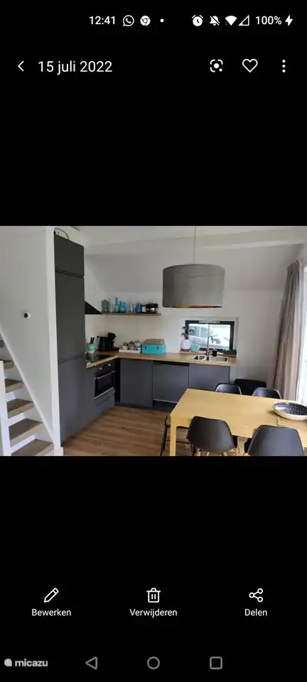 Die Küche mit Esstisch