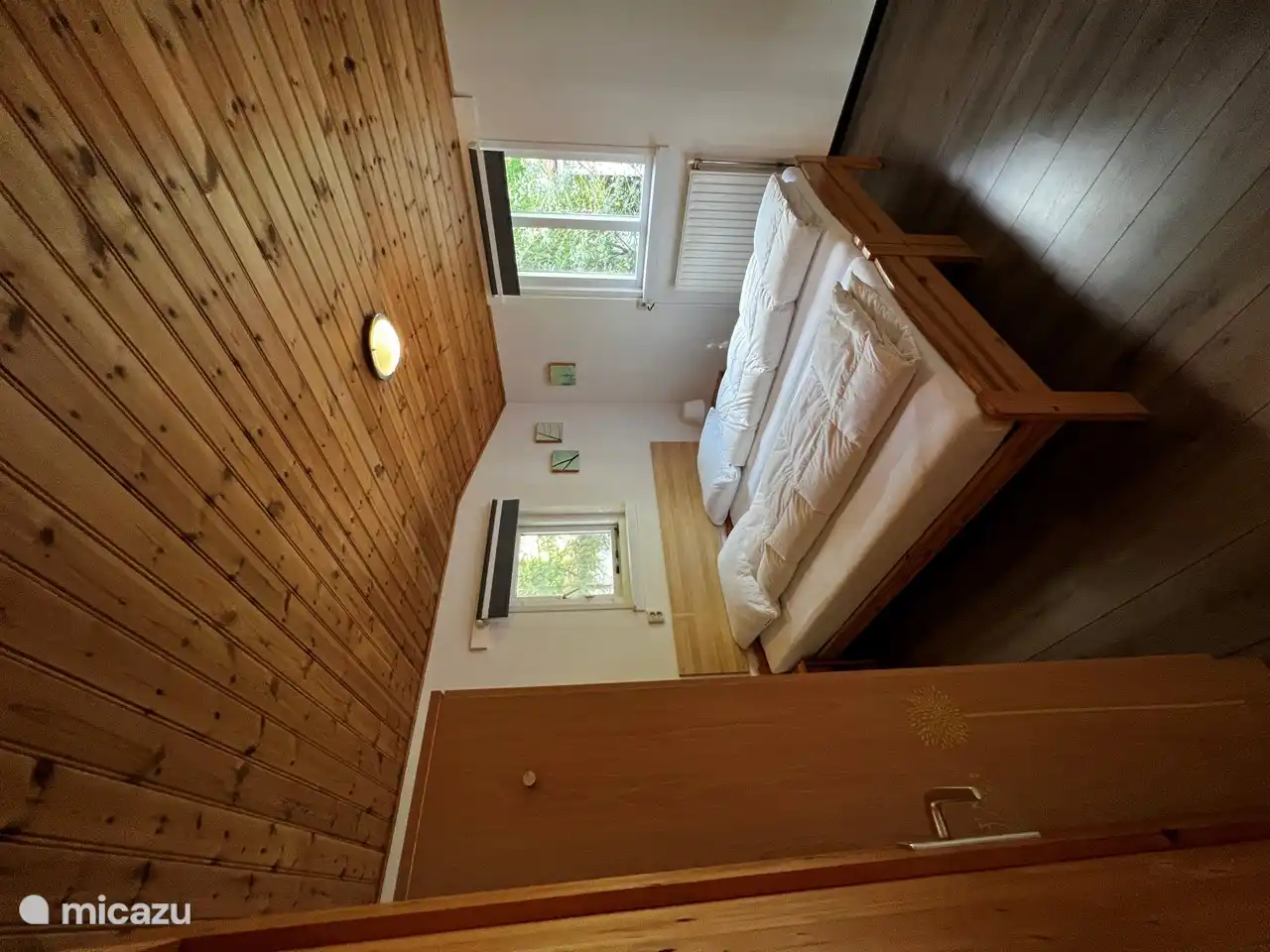 Schlafzimmer mit Doppelbett und Babybett.