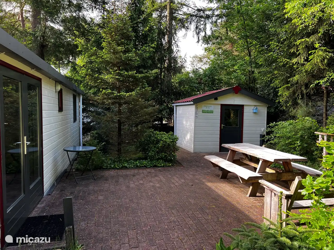 Terrasse mit Schuppen.