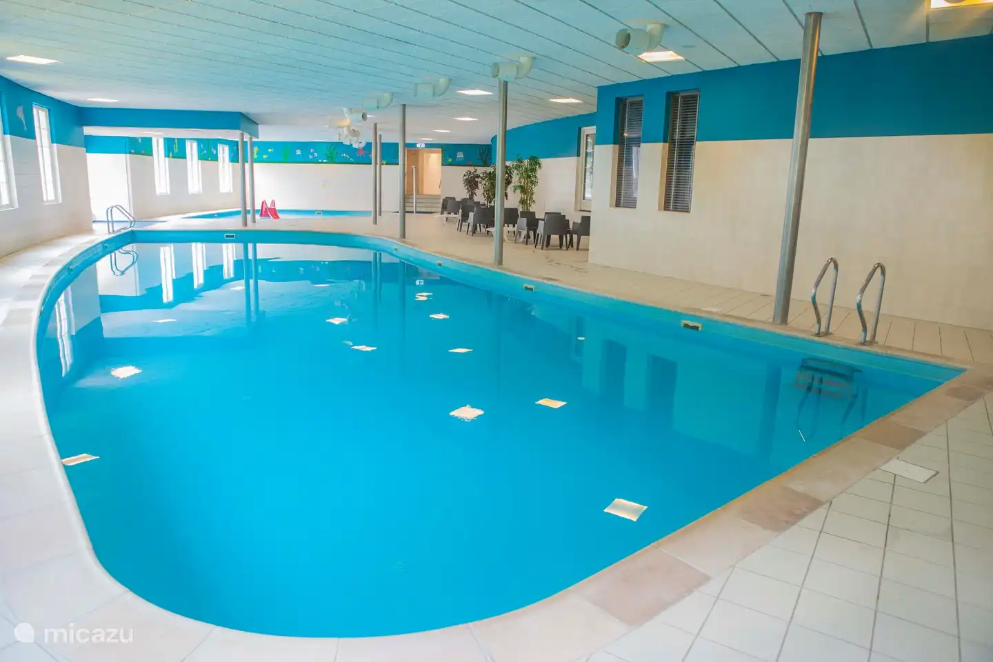 Beheiztes Schwimmbad mit Planschbecken.