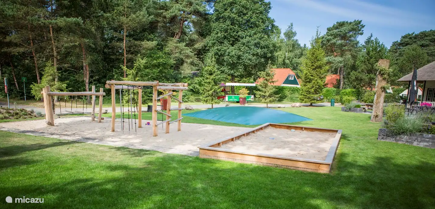 Spielplatz mit Lufttrampolin.