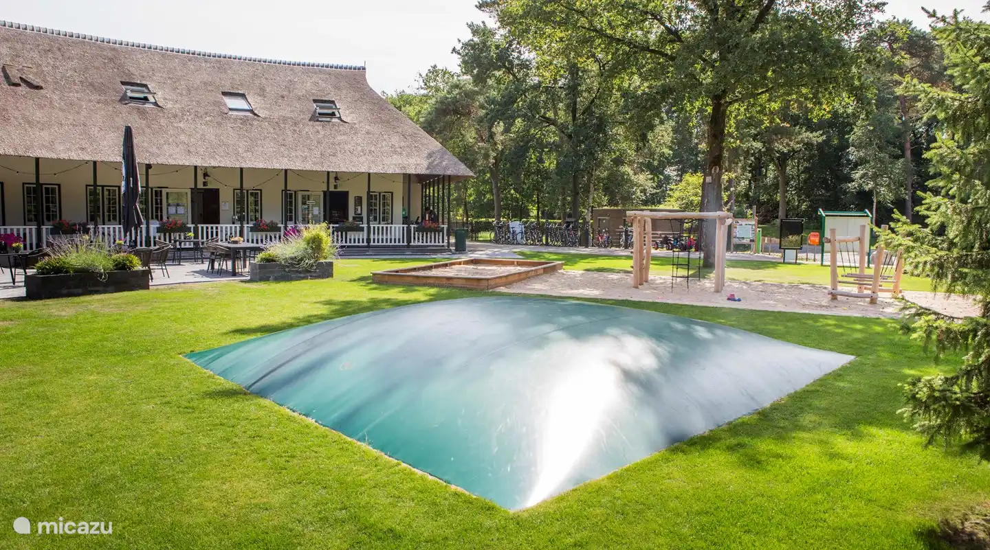 Restaurant Gasterij 'T Wildryck, mit überdachter Terrasse und angrenzendem Lufttrampolin.