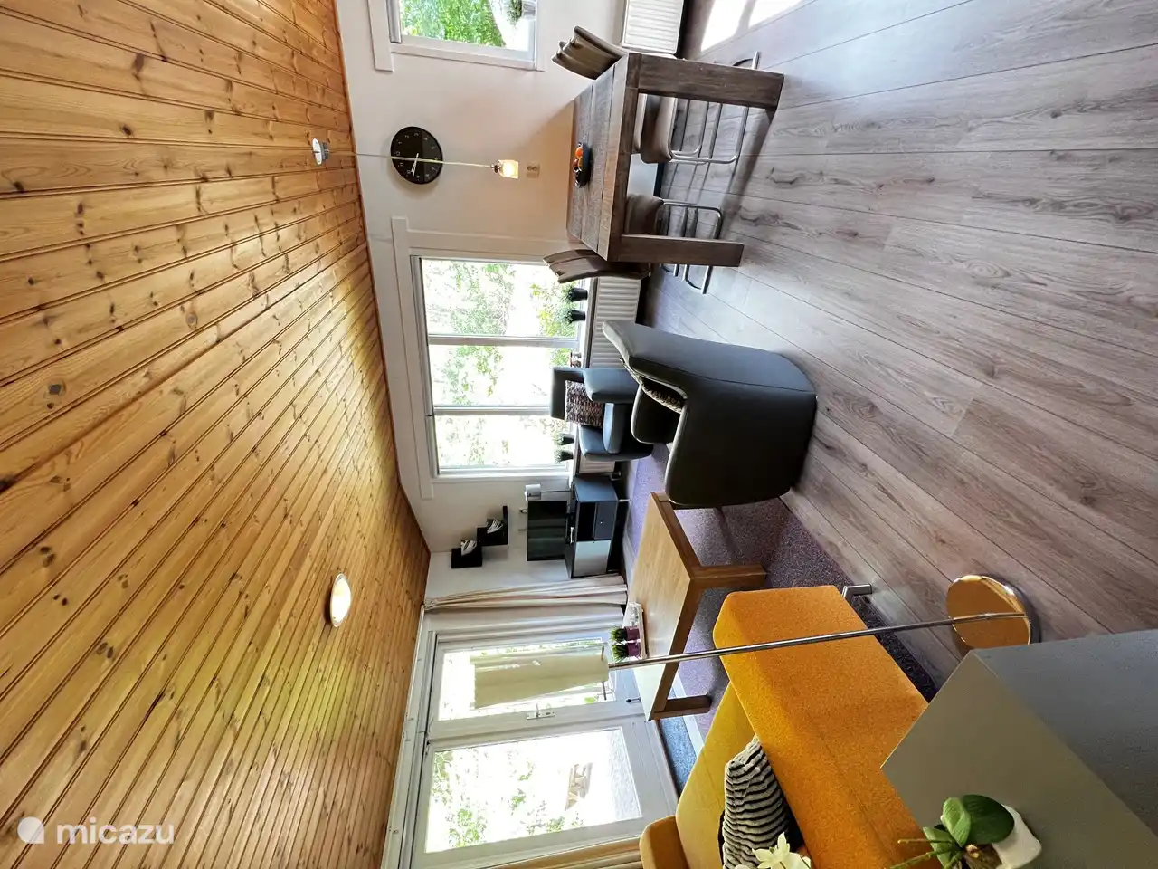 Ess- und Sitzecke mit Fernseher.