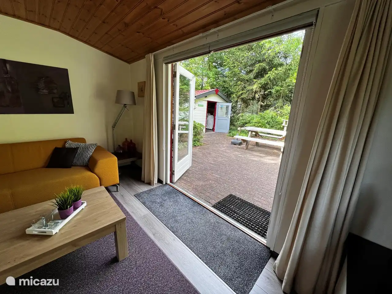 Terrassentüren zur sonnigen Terrasse.