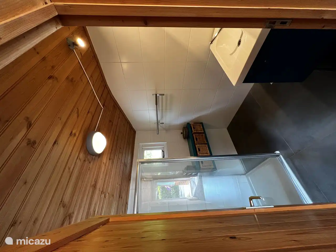 Modernes Badezimmer mit Dusche und Waschbecken.