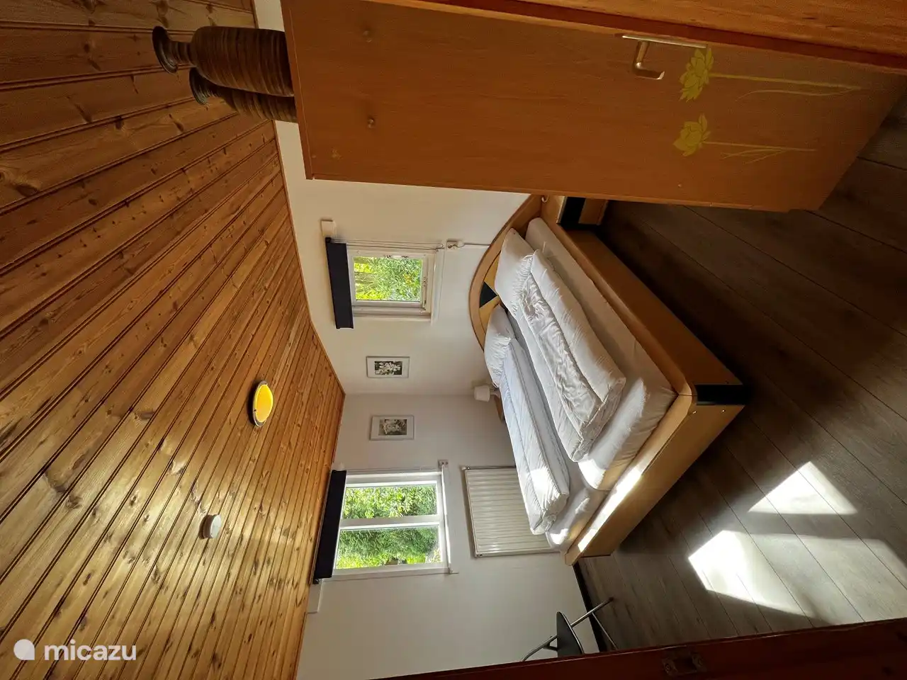 Schlafzimmer mit Doppelbett.