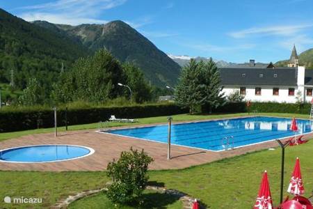 Nahe gelegenes öffentliches Schwimmbad mit spektakulärem Blick über das Tal!