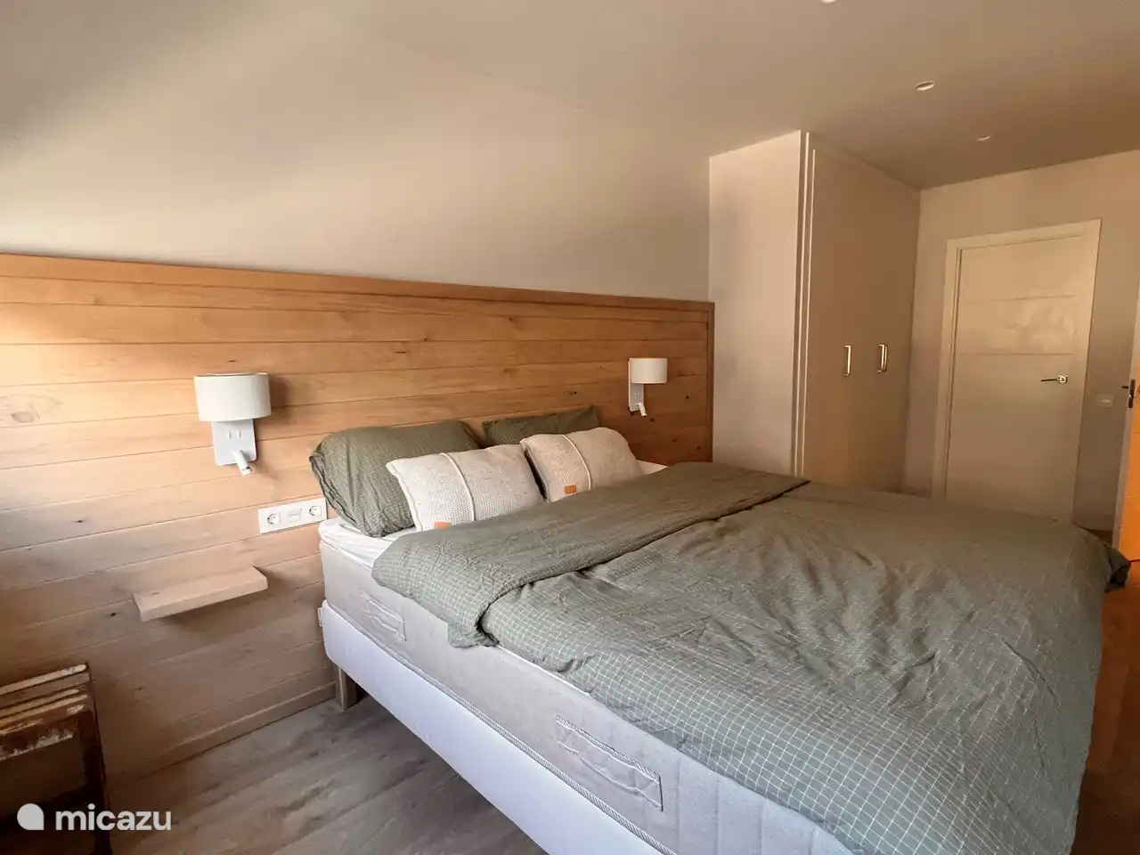 ruime slaapkamer met tv en ensuite badkamer