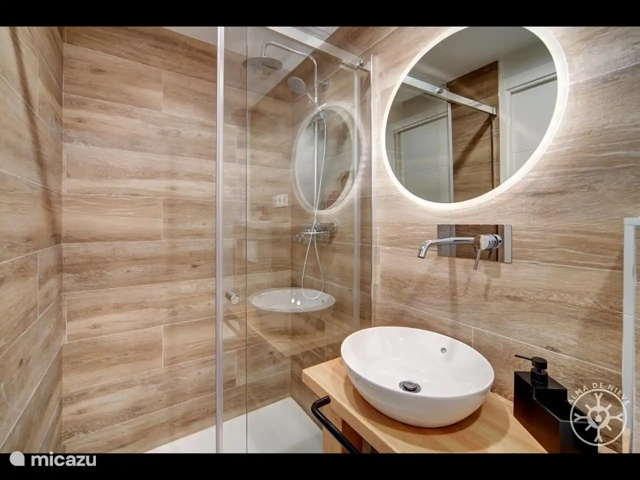 1 van de 3 badkamers. Allen voorzien van douche, wastafel en toilet.