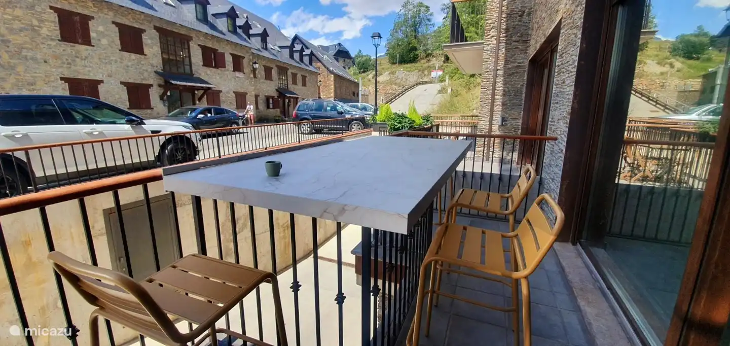 Hier kan je heerlijk uitgebreid ontbijten, borrelen en dineren of gewoon lekker een koffietje nuttigen. Er zijn 6 krukken aanwezig!