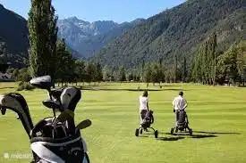 Club de golf de Luchon. Dit is de dichtstbijzijnde golf club. Dit is slechts 45 km van ons huis en hier rij je circa 45 min over, van deur tot deur. Luchon ligt net over de grens in Frankrijk, het ligt niet ver van het plaatsje Bossost.