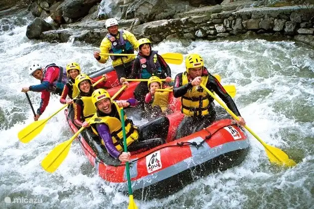 Rafting op de rivier La Garonne. Vertrek vanuit Les naar Pont del Rei (voor alle niveaus) Super leuk om met het gezin of vrienden te doen!