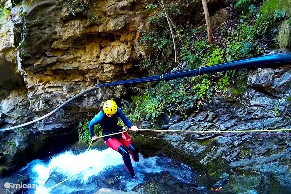 canyoning voor zowel beginners als gevorderden. Je kan dit bij verschillende zaken in Vielha reserveren.