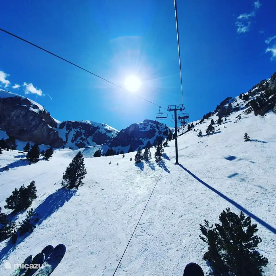 170 km aaneengesloten skigebied! Het beste skigebied van Spanje, zonder te overdrijven. Daar doen ze ook alles aan. De service is hier van een zeer hoog niveau. Het is ook niet voor niets het Lech van Spanje. De Koning van Spanje kwam hier ook altijd skiën!