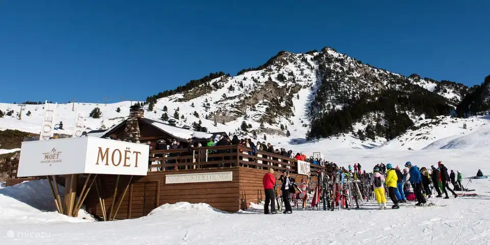 Winterlounge Moët & Chandon. Heerlijk genieten op de piste. Je kan hier heerlijk eten en in het zonnetje genieten. Bij minder weer, kan je op de volgende foto zien hoe gezellig het er binnen uit ziet.