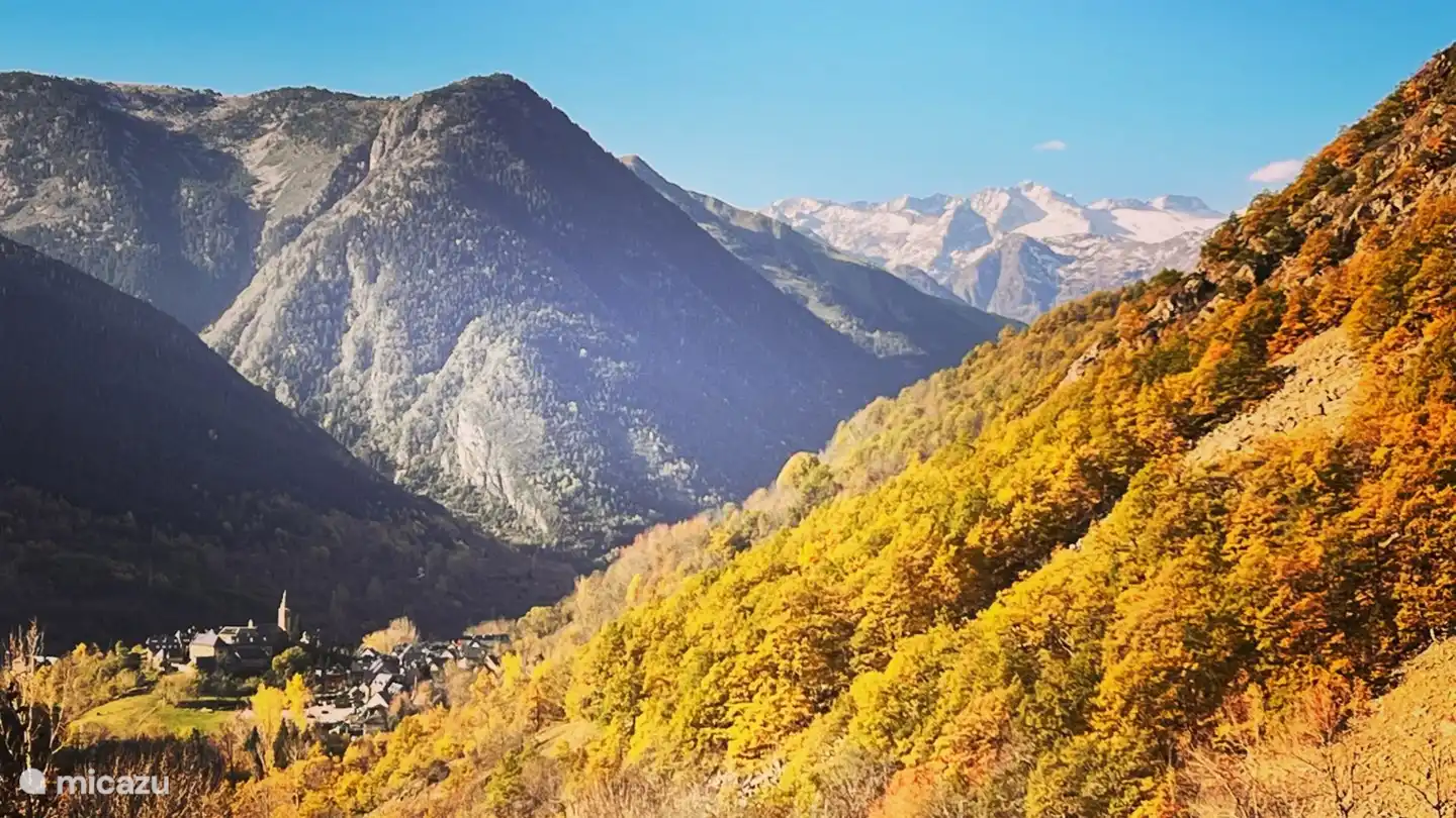 uitzicht over de vallei vanuit ons prachtige dorp Bagergue. Dit is toch magnifique!