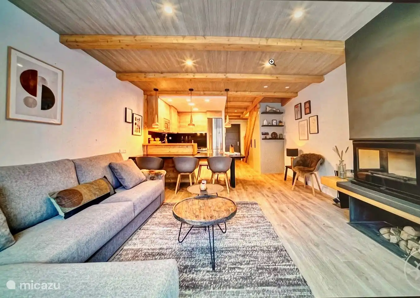 gezellige wame woonkamer. Voorzien van vloerverwarming (door het hele appartement) en een zeer goede openhaardinstallatie. 