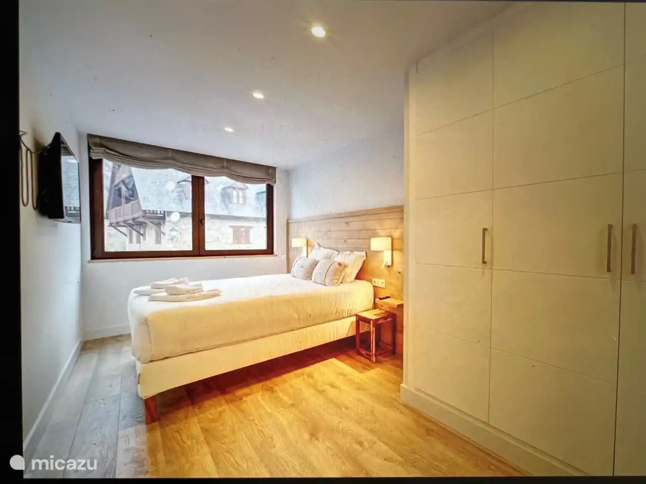 Master bedroom met prachtig uitzicht. Voorzien van zeer royale kledingkast en een ensuite badkamer met douche, toilet en wastafel.