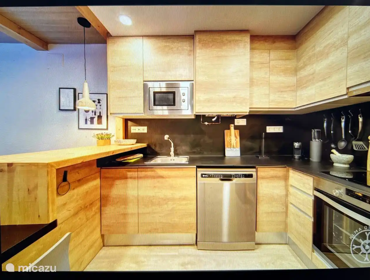 de keuken van alle gemakken voorzien. Magnetron, heteluchtoven, Koelkast + vrieskast, Nespresso apparaat, Aeroccino van Nespresso (melkschuimer) waterkoker etc. Alles is er!