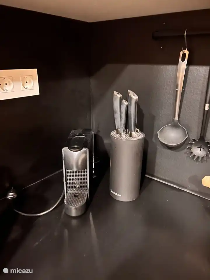 Nespresso apparaat aanwezig! Cups kan je bij de nabijgelegen supermarkten kopen. Verder is alles aanwezig, melkschuimer, broodrooster, staafmixer, goede messenset, tostimaker, waterkoker, uitgebreide pannenset, ovenschalen etc.  En je kan natuurlijk heerlijk uiteten gaan of tapas eten!