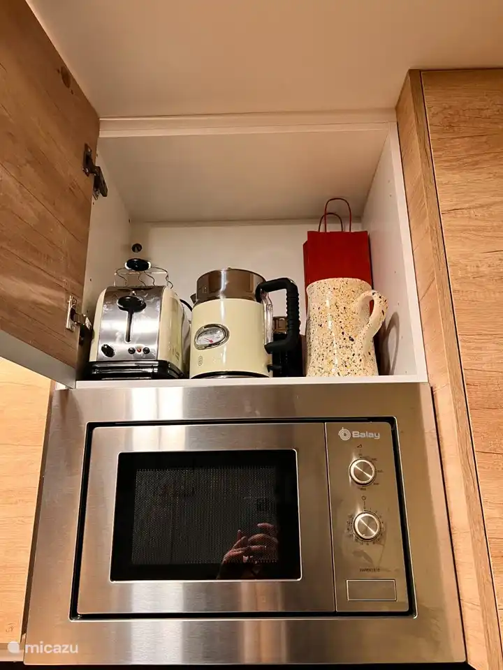 er is een magnetron en ook een heteluchtoven aanwezig. 